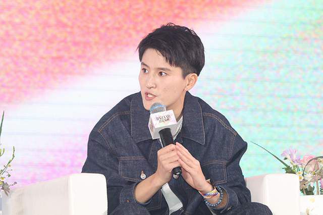 见到叶辰，他立刻走上前来，低声对他说道：少爷，其他人都已经登机了，你微信上说的那个穿一身黑衣服的女人，我刚才也看见了，她一过安检，就做摆渡车去了12号机库，那里面停着的飞机就是您排查出来的那一架。